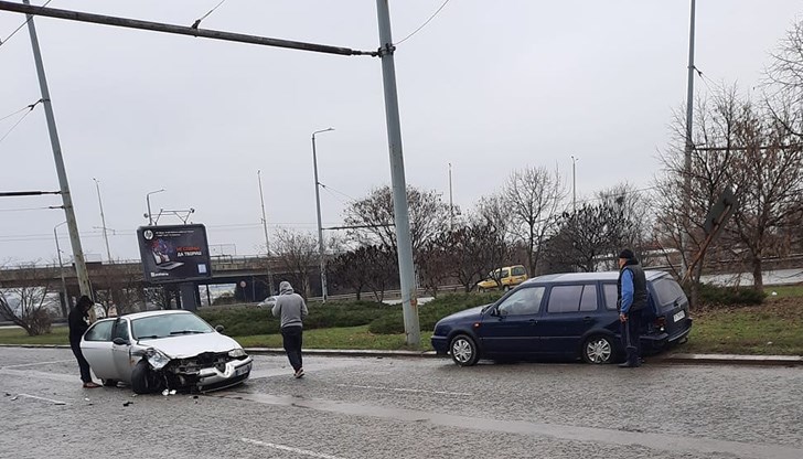 Двата автомобила, които са се сблъскали все още са на пътното платно, а полицията се окачва да направи оглед на местопроизшествието