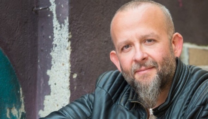 Бимбалов за Борисов: "Видях един дребен, незначителен глупак, който се прави, че разбира за какво са си говорили големите. Или по-точно какво му е обяснила преводачката, без която в Брюксел и торта не може да яде" Бимбалов за Борисов: "Видях един дребен, незначителен глупак, който се прави, че разбира за какво са си говорили големите. Или по-точно какво му е обяснила преводачката, без която в Брюксел и торта не може да яде"