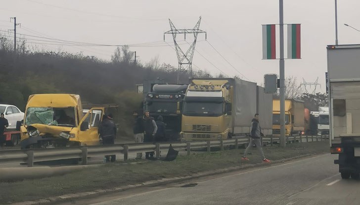По данни на очевидци са се ударили два ТИР-а и микробус