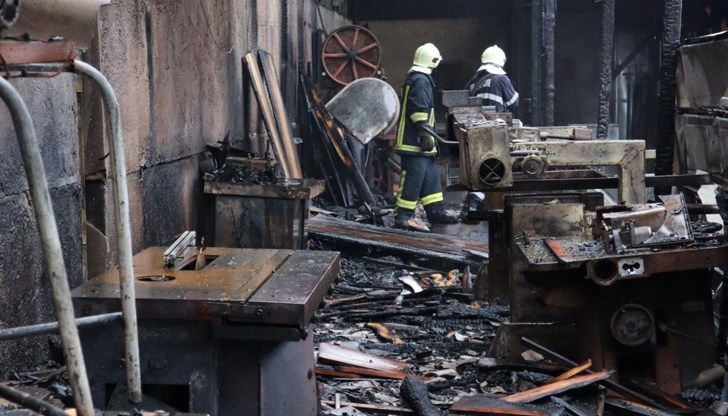 Пет екипа на пожарната са се борили с огъня. Пожарът е потушен. Няма пострадали, но са нанесени сериозни материални щети