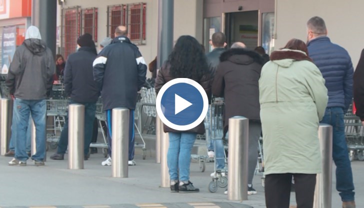 Опашки се вият пред хипермаркетите