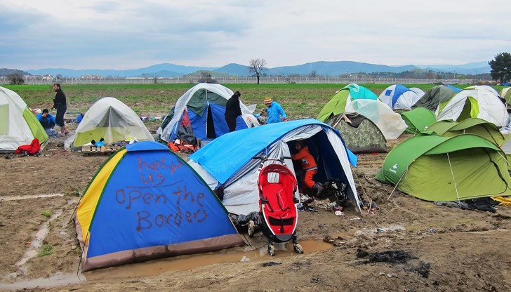Отбелязвайки, че ограниченията са по-строги за бежанците и мигрантите от тези, прилагани другаде в Гърция, екипите за поддръжка на IRC установиха значително влошаване на психичното здраве на хората в лагерите, след като през март бяха въведени карантинните мерки