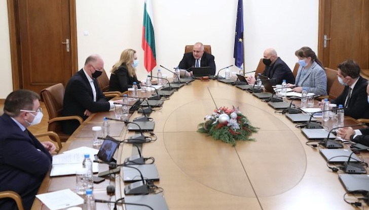 „Грижим се и за нашите съграждани, които са най-уязвими и имат нужда от подкрепа, за да изкарат по-леко зимата", обясни Борисов „Грижим се и за нашите съграждани, които са най-уязвими и имат нужда от подкрепа, за да изкарат по-леко зимата", обясни Борисов