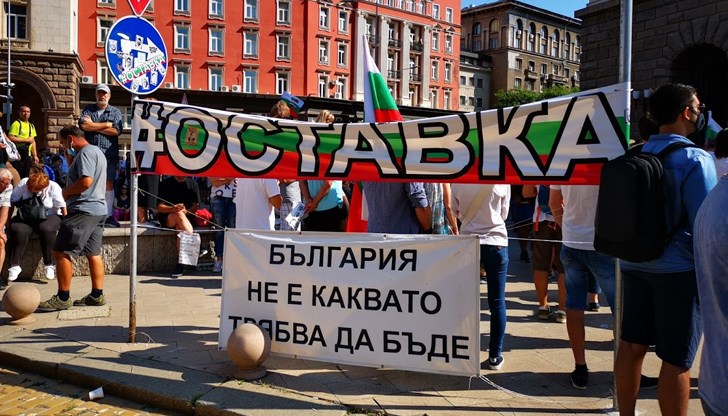 "Но проумейте едно, скъпи фейсбук имигранти. Това, което обединяваше Трио, Мая, Слави, Боец, Демократична България и всички останали знайни герои беше само един площад на гнева. Властта няма нужда да ни разделя, защото ние всъщност НИКОГА НЕ СМЕ БИЛИ ЗАЕДНО", пише Радослав Бимбалов "Но проумейте едно, скъпи фейсбук имигранти. Това, което обединяваше Трио, Мая, Слави, Боец, Демократична България и всички останали знайни герои беше само един площад на гнева. Властта няма нужда да ни разделя, защото ние всъщност НИКОГА НЕ СМЕ БИЛИ ЗАЕДНО", пише Радослав Бимбалов