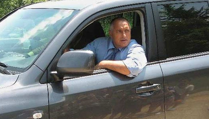 Нашият „цезар” от село Банкя, все пак знае за мизерията в по- голямата част на страната много добре, ама се прави, че не я вижда. Кръстосва с джипката и хвърля пачки през прозореца. Нашите пари! И ни води към разруха Нашият „цезар” от село Банкя, все пак знае за мизерията в по- голямата част на страната много добре, ама се прави, че не я вижда. Кръстосва с джипката и хвърля пачки през прозореца. Нашите пари! И ни води към разруха