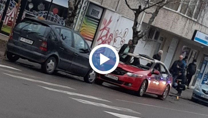 Стъклото на колата е било счупено с щанга, а вътре е бил хвърлен запалителен материал