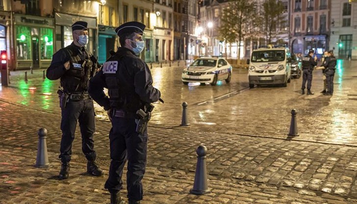 Забранява излизането навън между 20:00 ч. и 6:00 ч., считано от днес, 15 декември 2020