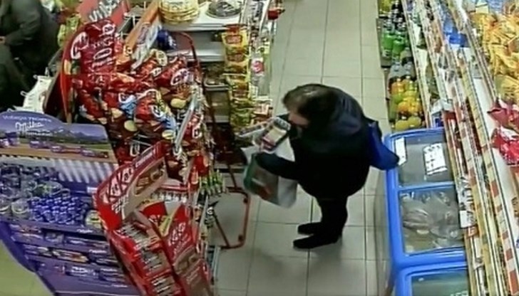 Възрастната жена е задържана от охраната след касовата зона в магазин на улица "Чипровци"