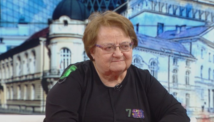 Според проф. Радка Аргирова мерките трябва да се стегнат още повече, защото се вижда, че само те дават резултат срещу ограничаването на разпространението на вируса