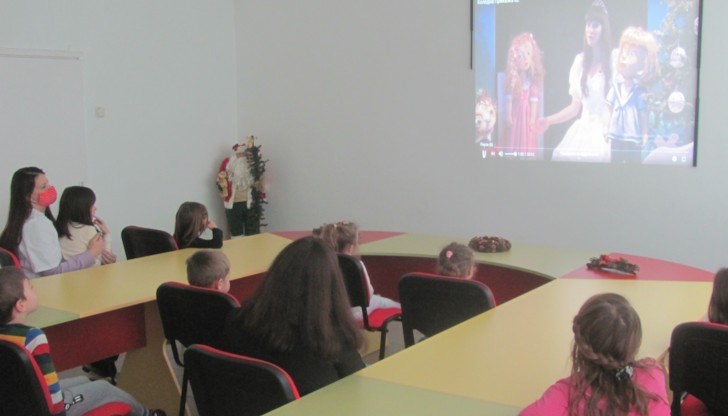 Куклената постановка „Коледна приказка“ бе представена в дигитална форма, а в детското заведение се погрижиха за специално празнично оформление на импровизираната театрална зала. Децата бяха особено впечатлени от голямата силует – кукла на Дядо Коледа Куклената постановка „Коледна приказка“ бе представена в дигитална форма, а в детското заведение се погрижиха за специално празнично оформление на импровизираната театрална зала. Децата бяха особено впечатлени от голямата силует – кукла на Дядо Коледа