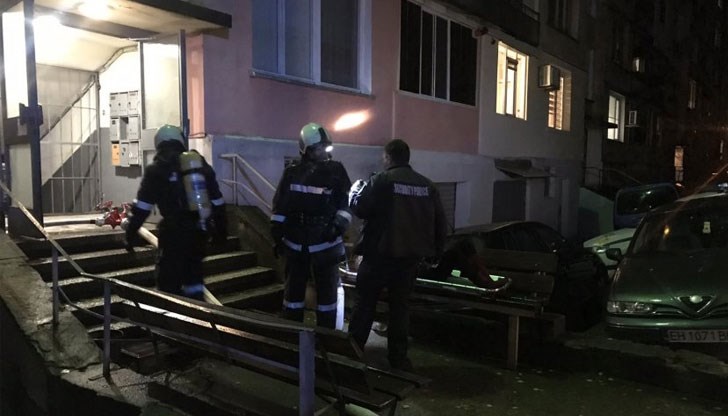 За щастие огнеборците са спасили от пламъците и съседните апартаменти