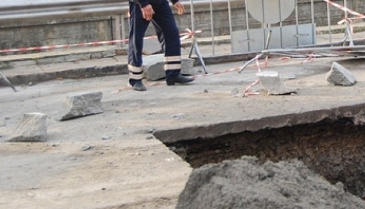 Работещите на обекта се надяват до утре вечер аварията да бъде отстранена . Работещите на обекта се надяват до утре вечер аварията да бъде отстранена .