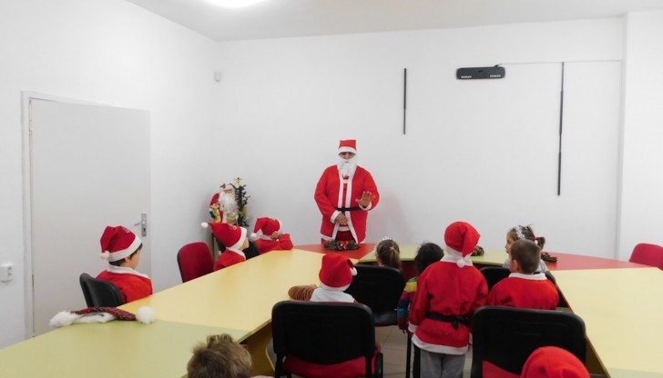 Педагозите организираха коледно тържество за децата на медиците от първа линия в борбата срещу COVID-19 Педагозите организираха коледно тържество за децата на медиците от първа линия в борбата срещу COVID-19