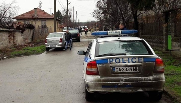 Непосредствено до него е намерено и огнестрелно оръжие - ловна пушка