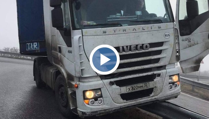 Камионът на косъм не излетял от надлеза