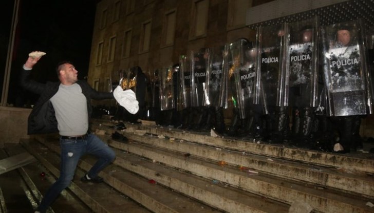 Инцидентът предизвика протести на стотици албанци