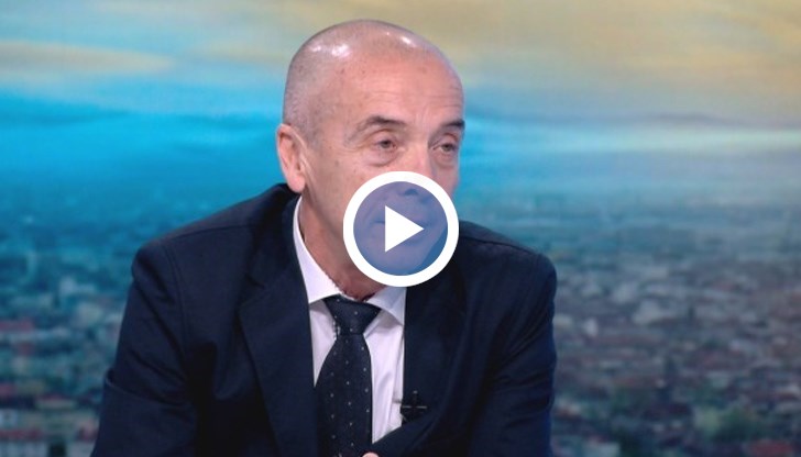 Той посочи, че е „за“ ваксините и самият той е ваксинирал няколко стотин души, но трябва да има основания, да се прави такова нещо