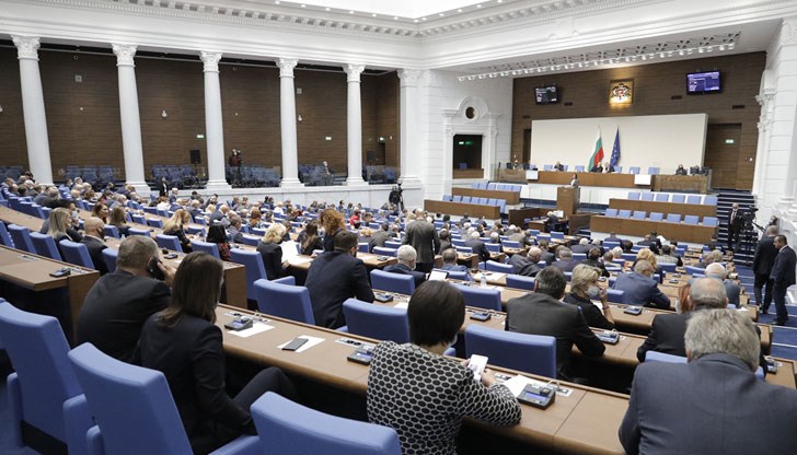 Вместо да мислят за преодоляването на последиците от кризата, депутатите са се вторачили в наближаващите избори