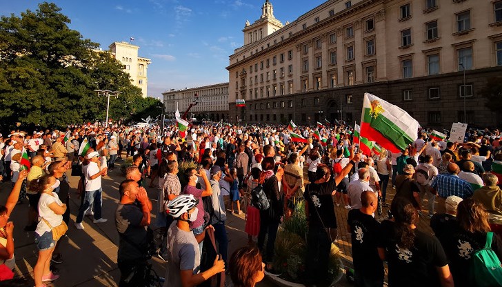 Площадите се напълниха - вероятно като компенсация на празните театри, концертни зали, стадиони