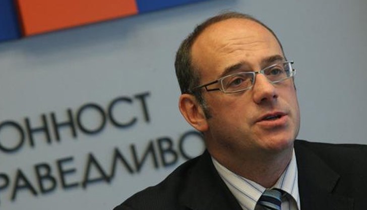 "Демократичната всепозволеност е по-страшна от тоталитарните забрани! Ще го кажа директно: дори съветската или комунистическата идеология, с цялото си малоумие за класова, пролетарска идентичност вместо национална, не успя да нанесе такива поразии – нито в учебниците, нито в обществения живот", казва доцентът