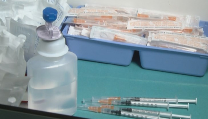 Ваксините от тази първа вълна няма да стигнат за всички медици, изявили желание да се имунизират