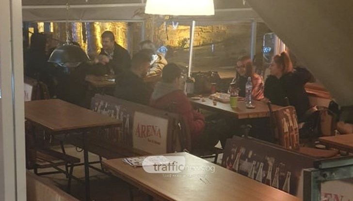 Ядат храна от близки дюнерджийници, пият от денонощни магазини, играят карти