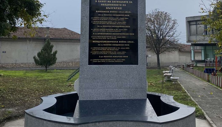 Проектът за паметника е дело на инж. Здравко Илиев от София. Мъжът, който има родова връзка с Новград, предостави идеята си безвъзмездно