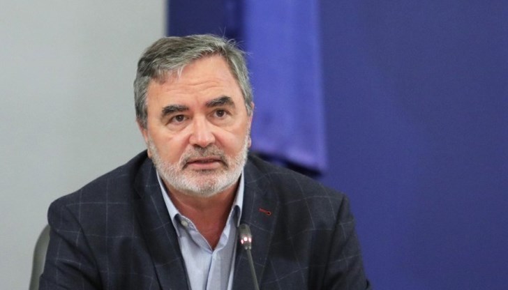 Доц. Ангел Кунчев коментира случаите на пренасяне на ваксини с микробус на фирма за кренвирши Доц. Ангел Кунчев коментира случаите на пренасяне на ваксини с микробус на фирма за кренвирши