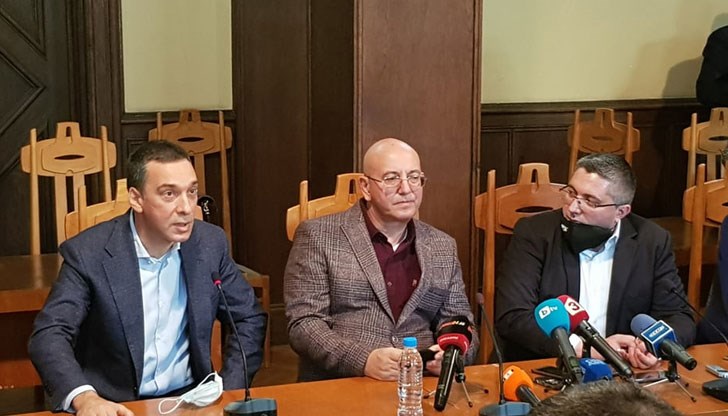 Така олигарсите ще имат щастието да не трябва нито да подготвят проекти за кандидатстване, нито да подлежат на какъвто и да било контрол за пъти надуваните разходи, от които 50% отиват по чекмеджета.