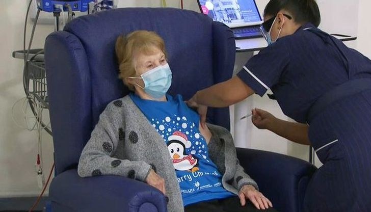 Борбата срещу COVID-19 направи исторически скок напред, след като за първи път ваксината на Pfizer / BioNtech беше поставена на човек извън клинично изпитване