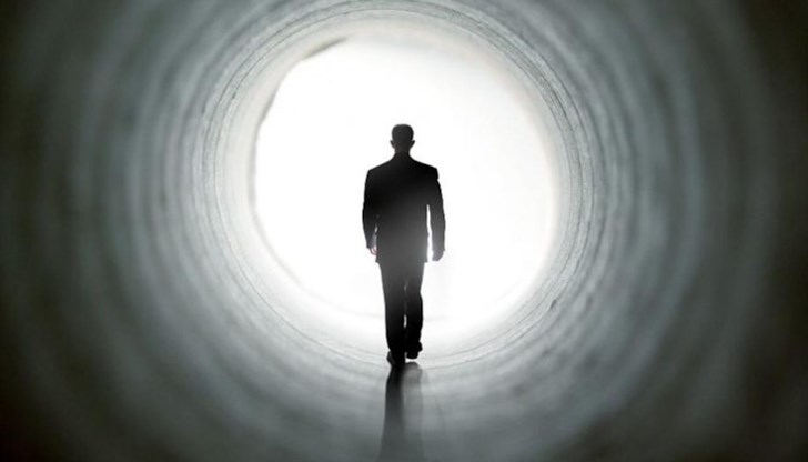 Веднъж обаче съпругът-рогоносец се върнал по-рано от дежурство и изловил изгората си в изневяра Веднъж обаче съпругът-рогоносец се върнал по-рано от дежурство и изловил изгората си в изневяра