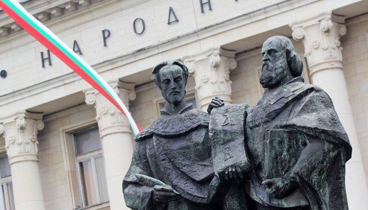 "Днес е добър ден, защото с тази промяна ние се връщаме към историческата истина и към българските традиции", заяви Милен Михов от "Обединени патриоти" "Днес е добър ден, защото с тази промяна ние се връщаме към историческата истина и към българските традиции", заяви Милен Михов от "Обединени патриоти"