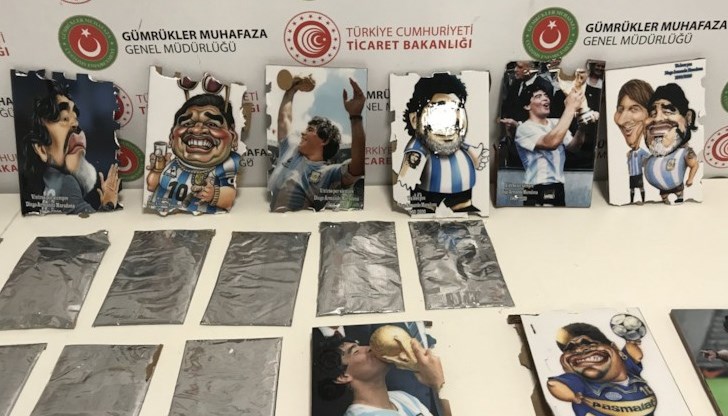 Длъжностни лица заявиха, че кокаинът на стойност 2 милиона TL (около 261 000 долара) е бил скрит в задната част на 12 картини с различни размери