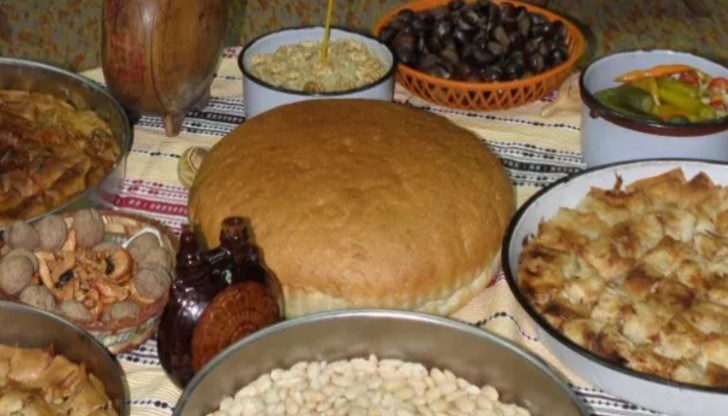 На 24 декември се събираме на Бъдни вечер. Наричаме я още Суха Коледа, Малка Коледа, Крачун, Детешка Коледа, Мали Божич, Наядка На 24 декември се събираме на Бъдни вечер. Наричаме я още Суха Коледа, Малка Коледа, Крачун, Детешка Коледа, Мали Божич, Наядка