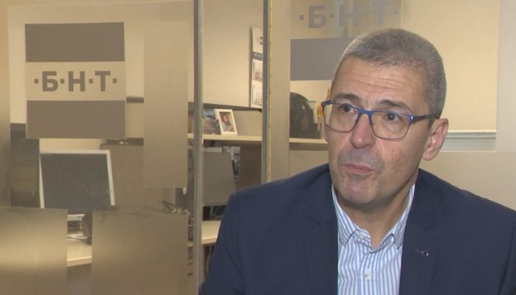 "15 минути след фактическото ваксиниране и приложението на ваксината, пациентът да остане под наблюдение в звеното с цел предотвратяването на появата на т.нар. бързи алергични реакции", казва професорът