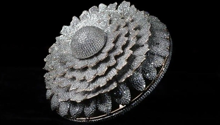 Пръстенът тежи повече от 165 грама