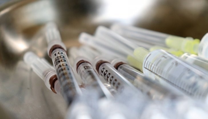Шарън Кастило, говорител на Pfizer, каза на свой ред пред Washington Post, че "количеството ваксина, останало в многодозовия флакон след използване на пет дози, може да варира в зависимост от вида на използваните игли и спринцовки"