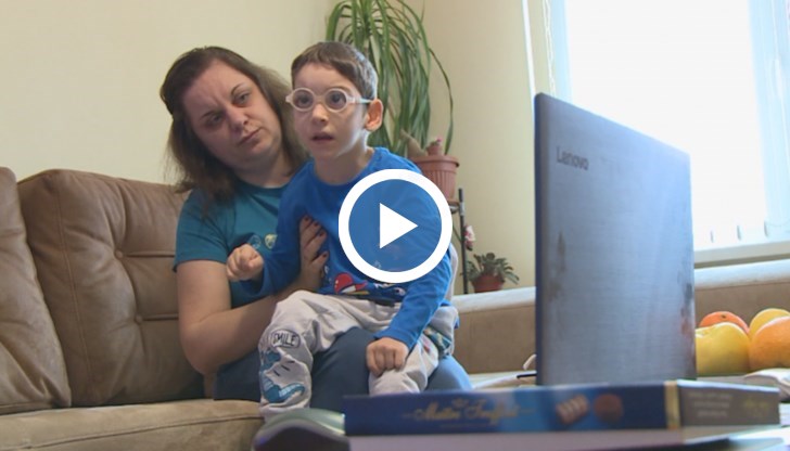 7-годишното момче с детска церебрална парализа  вече се опитва да прави първите си крачки