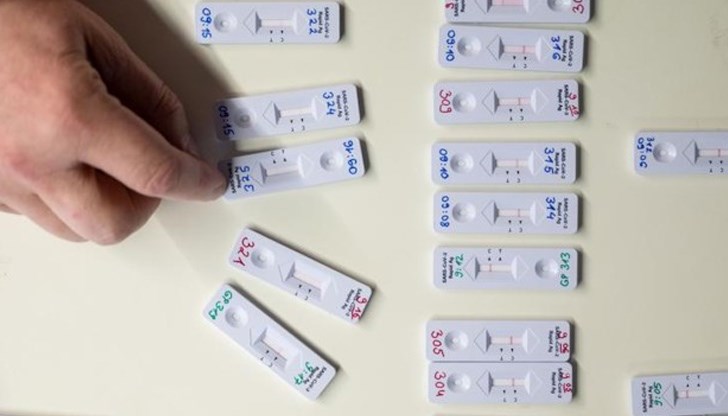 Престъпниците се опитват да се възползват не само от ваксините, но и от бързите тестове за коронавирус: в цяла Германия в търговската мрежа нелегално са попаднали тестове, които сега се продават включително в супермаркети и в бензиностанции Престъпниците се опитват да се възползват не само от ваксините, но и от бързите тестове за коронавирус: в цяла Германия в търговската мрежа нелегално са попаднали тестове, които сега се продават включително в супермаркети и в бензиностанции