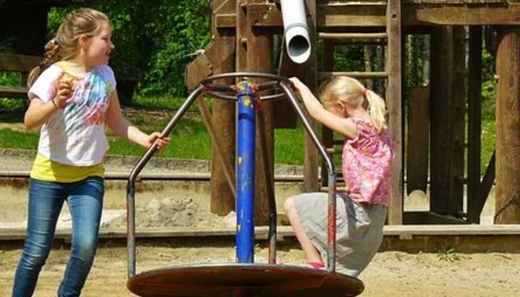 Сегашната ситуация не представлява каквато и да било опасност от трайни или дългосрочни затруднения за когнитивния процес при децата, освен ако ситуацията не се проточи съвсем дълго, смятат специалисти Сегашната ситуация не представлява каквато и да било опасност от трайни или дългосрочни затруднения за когнитивния процес при децата, освен ако ситуацията не се проточи съвсем дълго, смятат специалисти