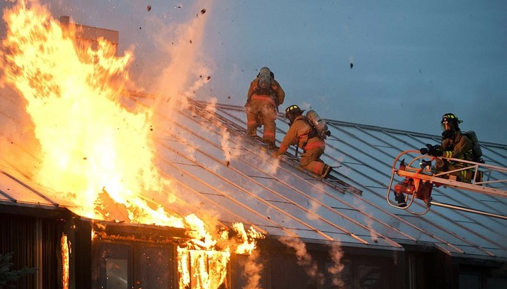 В гасенето са участвали екипи на 4 противопожарни автомобила. Огънят е изпепелил покрива и вътрешното пространство, нанесени са материални щети