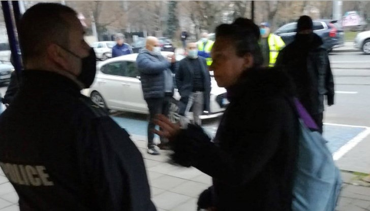 На молба да отстъпи настрани дамата отговори, че я е пратил Господ На молба да отстъпи настрани дамата отговори, че я е пратил Господ