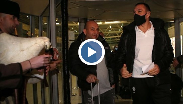 Кобрата бе посрещнат под звуците на български гайди на летище София