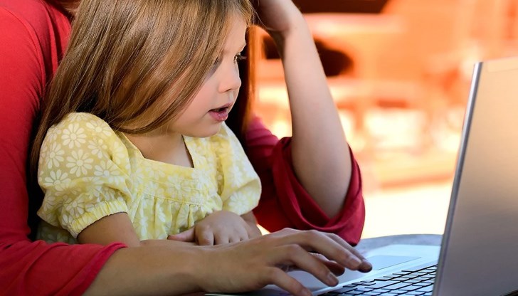 Оказа се, че родителите ще получават помощ от държавата само за работните дни, което изчислено за декември 2020 г., примерно, заради почивните дни, прави около 300 лв. Оказа се, че родителите ще получават помощ от държавата само за работните дни, което изчислено за декември 2020 г., примерно, заради почивните дни, прави около 300 лв.