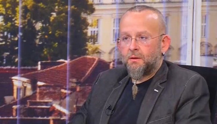 "Плиткоумните популисти над нас сътвориха безумна заповед за затваряне, според която удариха ключалка само на моловете" коментира Бимбалов "Плиткоумните популисти над нас сътвориха безумна заповед за затваряне, според която удариха ключалка само на моловете" коментира Бимбалов