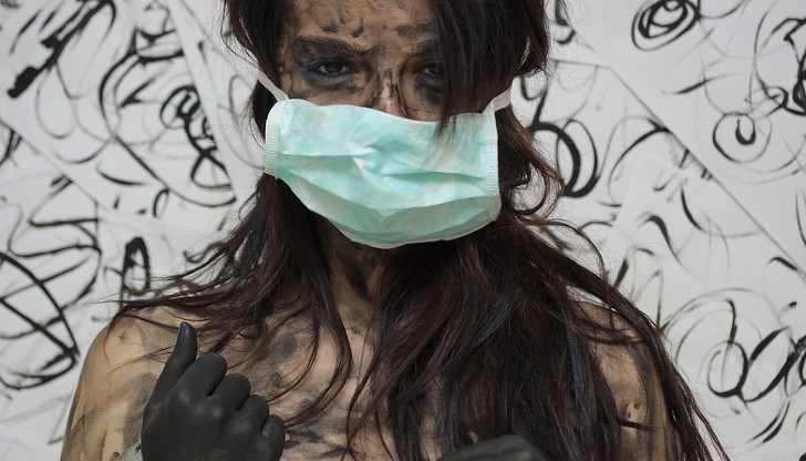 Вирусолозите се превърнаха във враг номер едно на последователите на конспиративни теории