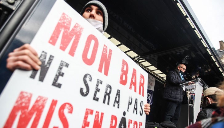 Празничната суматоха преди Коледа в големите европейски градове е обичайна, но не във всички страни Празничната суматоха преди Коледа в големите европейски градове е обичайна, но не във всички страни