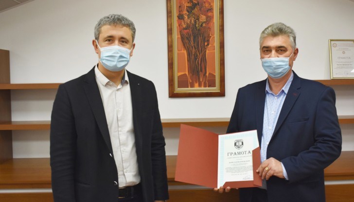 Прокурор Борислав Велков - заместник на административния ръководител на Окръжна прокуратура-Русе, получи отличие „Служебна благодарност“ за проявен висок професионализъм Прокурор Борислав Велков - заместник на административния ръководител на Окръжна прокуратура-Русе, получи отличие „Служебна благодарност“ за проявен висок професионализъм