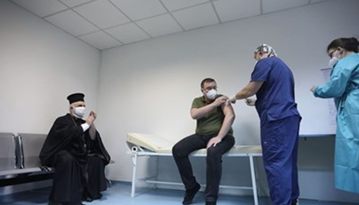 "Като знам колко са "загрижени" политиците за народа си, особено в България, си мисля, че има нещо дълбоко нередно в цялата тази история. Обикновен здрав разум", пише Елена Гунчева "Като знам колко са "загрижени" политиците за народа си, особено в България, си мисля, че има нещо дълбоко нередно в цялата тази история. Обикновен здрав разум", пише Елена Гунчева