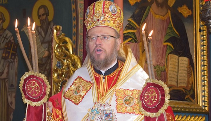Русенски митрополит Наум отслужи св. литургия в катедралния храм „Св. Троица”